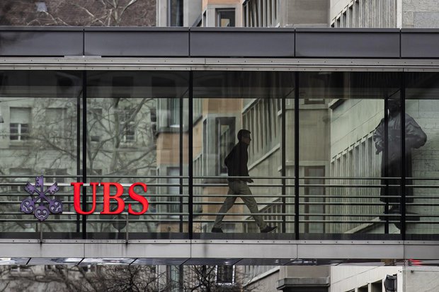 El banco UBS dispuesto a comprar a su rival, Credit Suisse, pero a un precio de ganga
