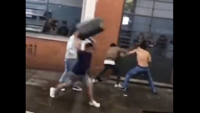 Los muchachos se entretienen