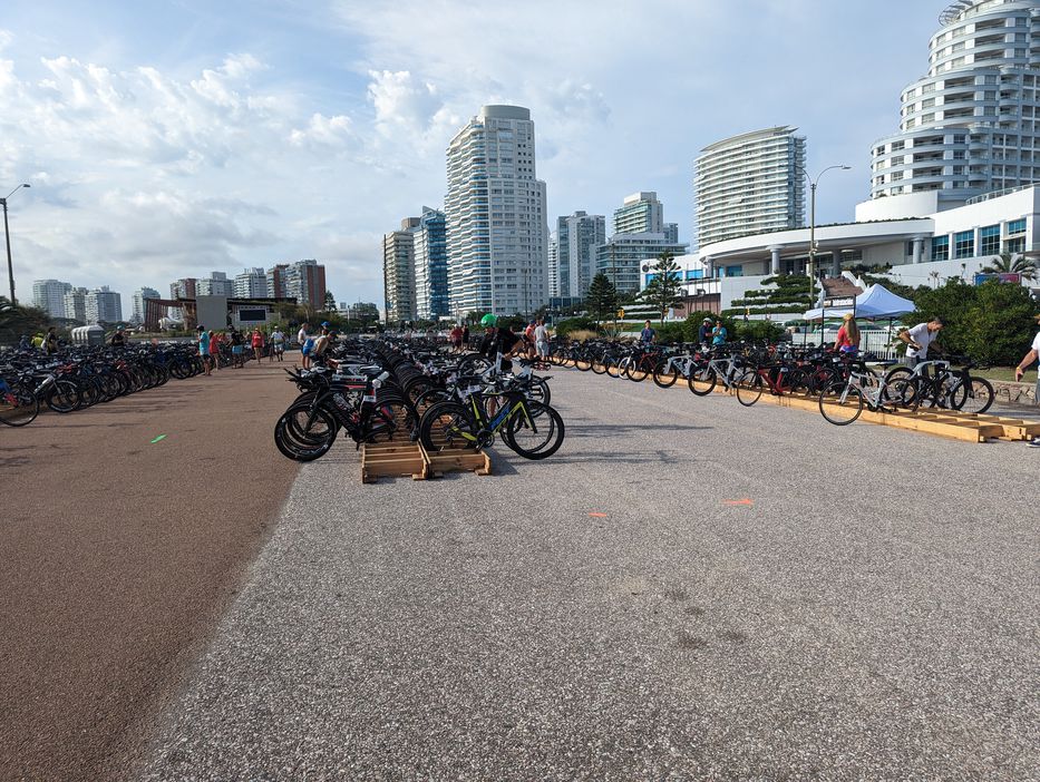 Las bicicletas sobre la Rambla de Punta del Este, en la previa a la carrera. Foto: Montevideo Portal.