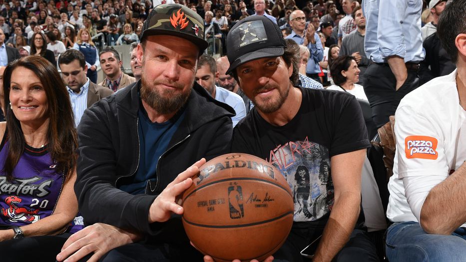 Jeff Ament y Eddie Vedder disfrutando en una partido de la NBA