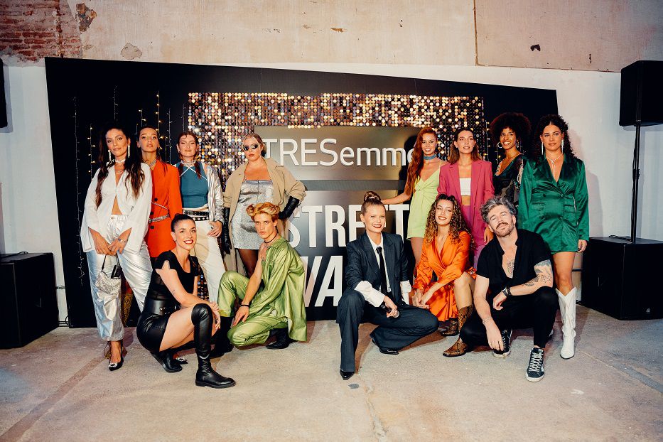 Al final del encuentro, los modelos y estilistas referentes elegidos por Tresemmé posaron junto a la conductora del evento