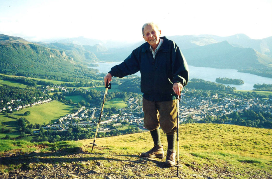 Donald Watson vivió hasta el 2005, a sus 95 años seguía cultivando su huerta y practicando senderismo.