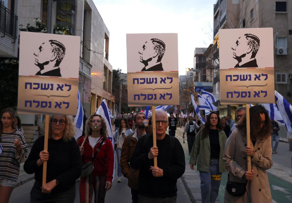 Manifestantes en Tel Aviv con carteles con el retrato de Netanyahu y la frase “No nos olvidaremos, no lo perdonaremos”, el 25 de marzo de 2023. Foto: Abir Sultan / EFE/EPA