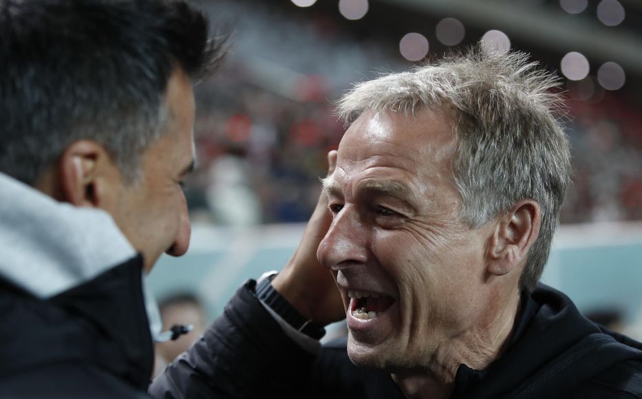 Broli y el saludo con Klinsmann. Foto: HEON KYUN / EFE