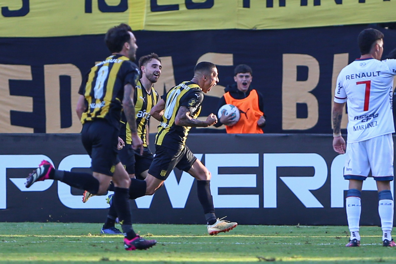 Nacional derrotó a Peñarol en un nuevo Clásico del fútbol uruguayo - Diario  Hoy En la noticia