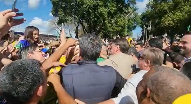 Bolsonaro recibido por multitud que lo siguió en caravana en ciudad del interior paulista