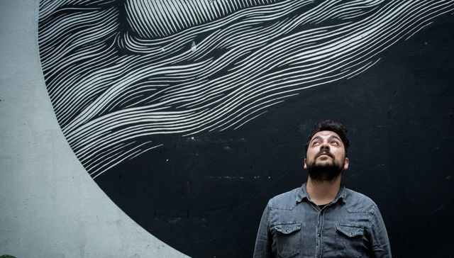 Sobre las manos del resto