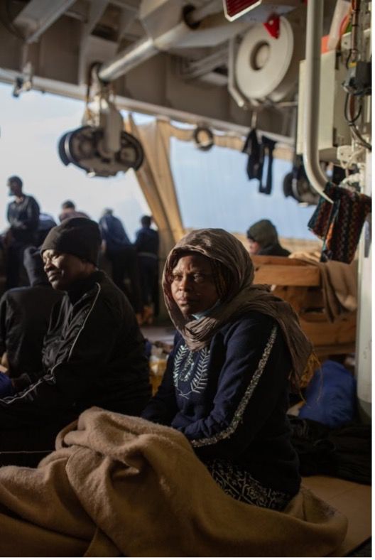 Derichelle y otros sobrevivientes se despiertan la mañana del desembarco en Italia, cuando las autoridades asignan el puerto de Salerno, cerca de Nápoles, el 11 de diciembre. Foto: Mahka Eslami.