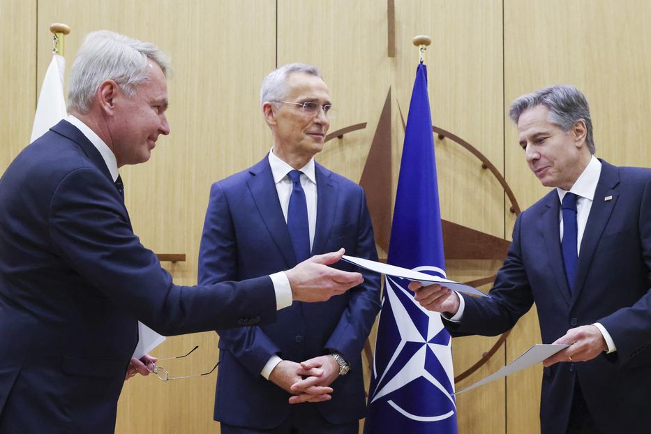 Haavisto entrega los documentos de adhesión a la OTAN a Blinken junto a Stoltenberg. Foto: Johanna Geron / EFE, EPA