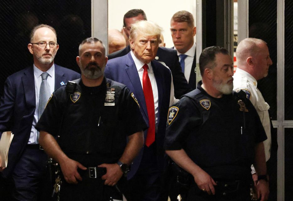 El expresidente de Estados Unidos Donald Trump camina rumbo a la sala de la Corte Criminal de Nueva York. Foto: Justin Lane / EFE/EPA