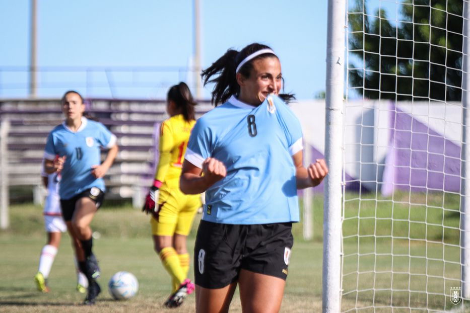 Uruguay goleó 6-1 a Perú en fútbol femenino