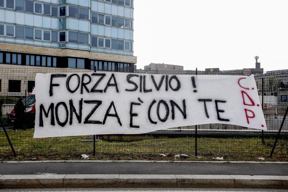 “Fuerza Silvio, Monza está contigo” - Foto: EFE/EPA/MOURAD BALTI TOUATI