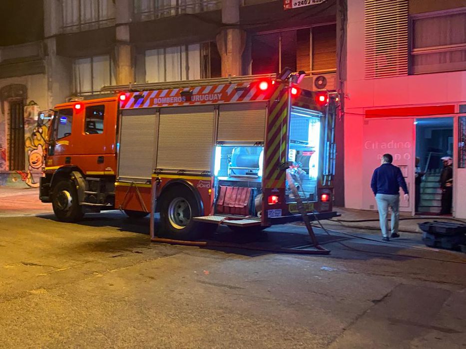 Bomberos en incendio del barrio Cordón. Foto: Montevideo Portal