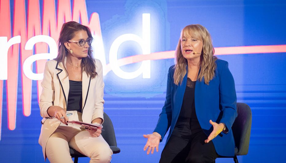 Lucía Brocal, presentadora del evento, y Andrea Ávila. Foto: Javier Noceti.