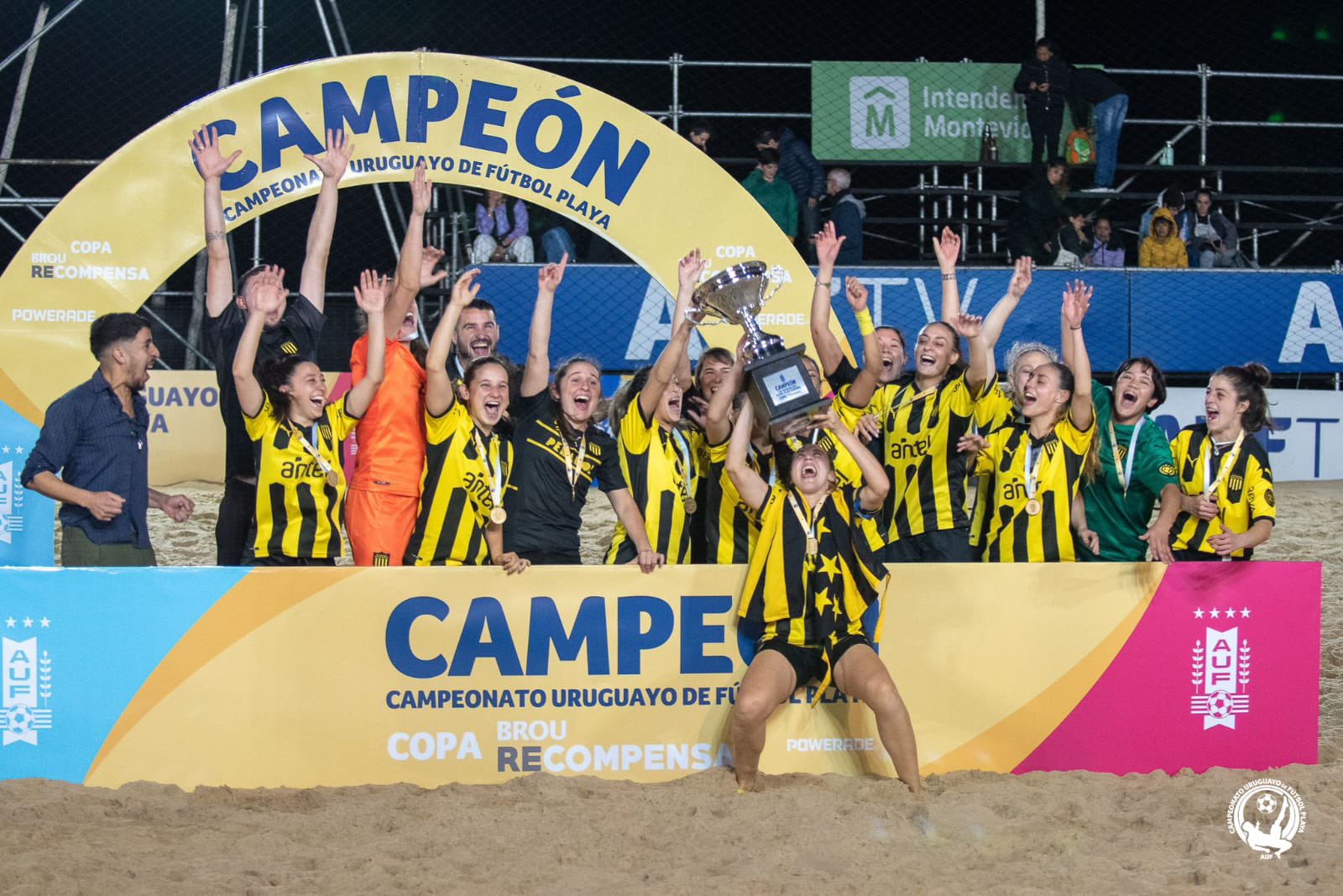 Peñarol presentó a su equipo de Fútbol Playa para el Mundialito