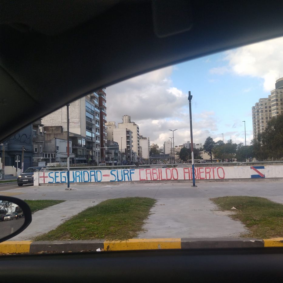 Las pintadas aparecieron también en el Parque Batlle.