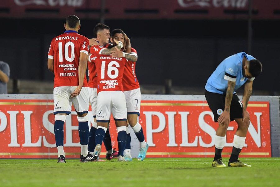 El Nacional le arrebata el Apertura al Peñarol, que empató con el Danubio