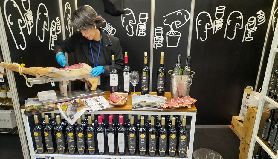 Aceites, acetos y jamón crudo español también se hacen presentes en el Salón del Vino. Foto: Montevideo Portal.