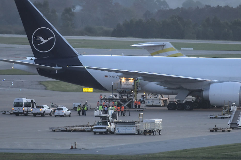 Avión de Lufthansa Cargo en el Aeropuerto de Carrasco, el 8 de mayo de 2021, entregando un millón de vacunas anticovid del laboratorio Sinovac. Foto: Gastón Britos / FocoUy