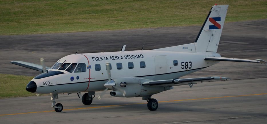 El Embraer 110-C Bandeirante, adquirido por la FAU en 1975 y aún utilizado por la fuerza, fue uno de los que realizó vuelos para TAMU, hasta el año 1993. Foto: Fuerza Aérea Uruguaya