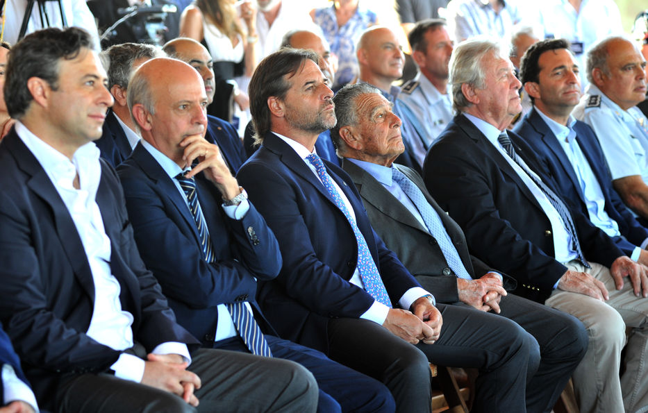 Eduardo Eurnekian junto a Lacalle Pou, Carlos Moreira, Javier García y Diego Arrosa. Foto: Presidencia de la República