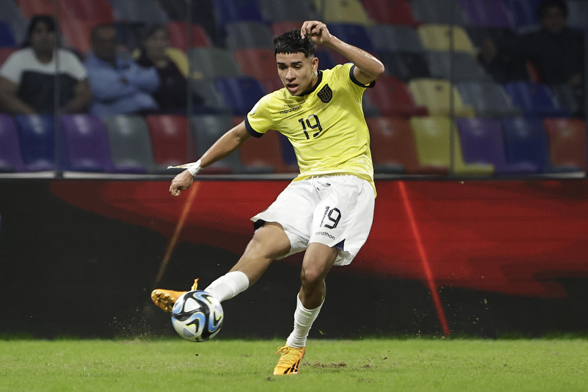 Vendido ao Chelsea, Kendry Páez é titular do Equador aos 16 anos