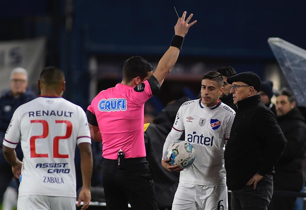 Molestia en Deportivo Maldonado por el polémico penal no sancionado ante  Nacional: el VAR no llamó al árbitro - EL PAÍS Uruguay