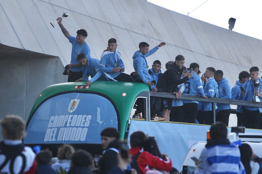 Sub 20 Las im genes de la caravana de los campeones en su llegada