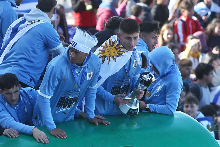 Sub 20 Las im genes de la caravana de los campeones en su llegada