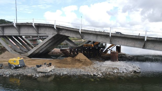 Así trabajan para estabilizar el puente dos de la Barra de Maldonado antes de la temporada