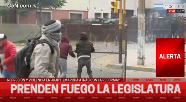 Manifestantes intentaron incendiar la Legislatura de Jujuy por reforma de la Constitución