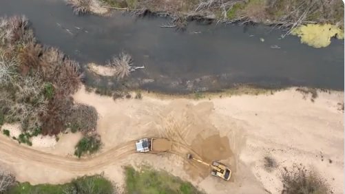 Con imágenes, Orsi volvió a denunciar extracción de arena en el río Santa Lucía