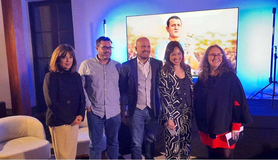 De izquierda a derecha: Ana Ribeiro, Nicolás Duffau, Eduardo Mangarelli, Yisela Moreira (conductora del evento) y Verónica Panella.