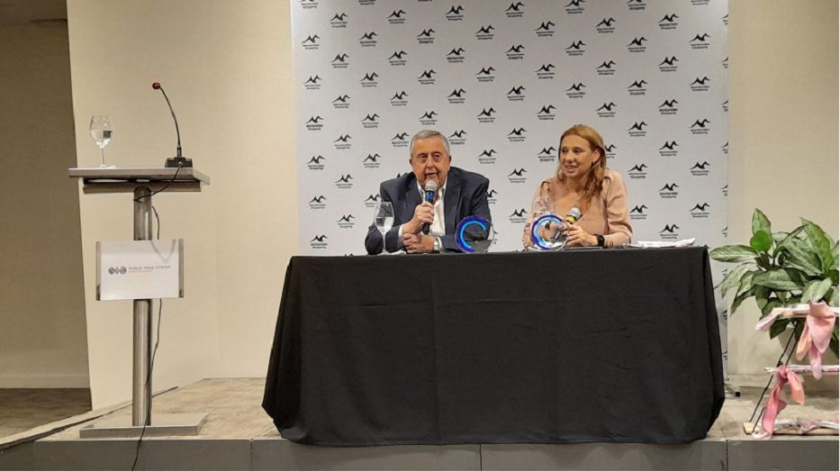 Carlos Lecueder y Carolina de León en el evento celebrado el jueves 1° de junio en el WTC. Foto: Montevideo Portal.