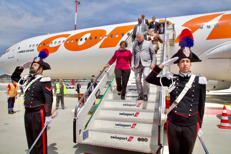 Díaz Canel y su esposa Lis Cuesta llegando a Roma en un avión de la compañía de bandera venezolana Conviasa - Foto: EFE/Presidencia de Cuba /Alejandro Azcuy