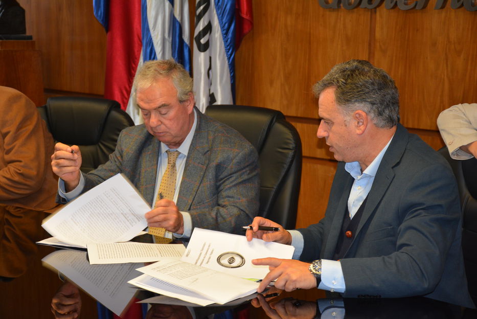 El ministro del Interior, Luis Alberto Heber, y el intendente Yamandú Orsi. Foto: Intendencia de Canelones