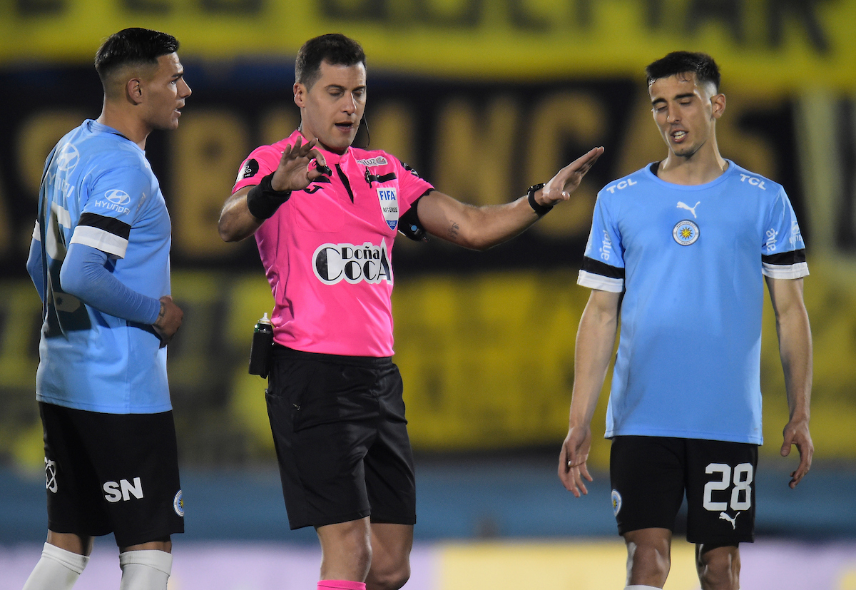 Con el partido entre Albion y Torque, volvió el fútbol uruguayo