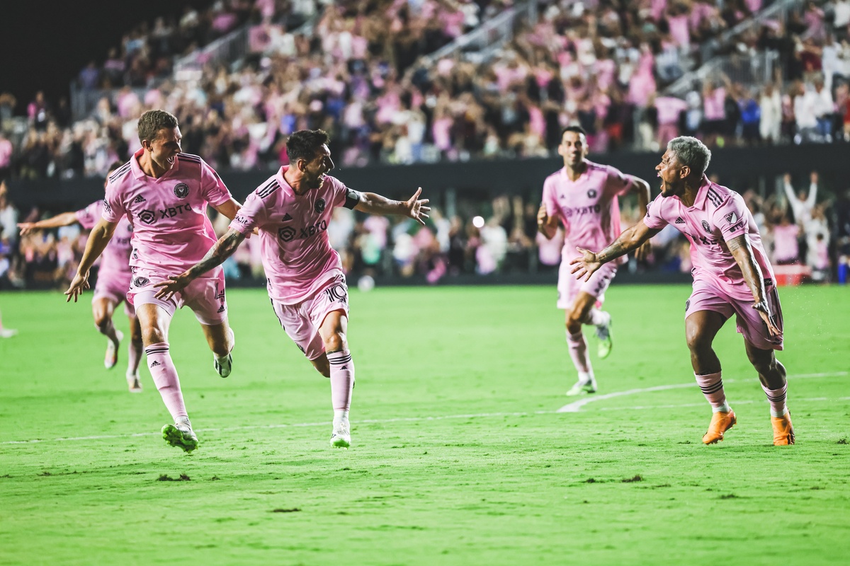 Lionel Messi debutó en el Inter de Miami anotando un agónico golazo de ...