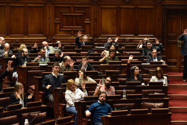 El Poder Legislativo uruguayo prorroga el subsidio laboral para empleados del Frigorífico Casa Blanca
