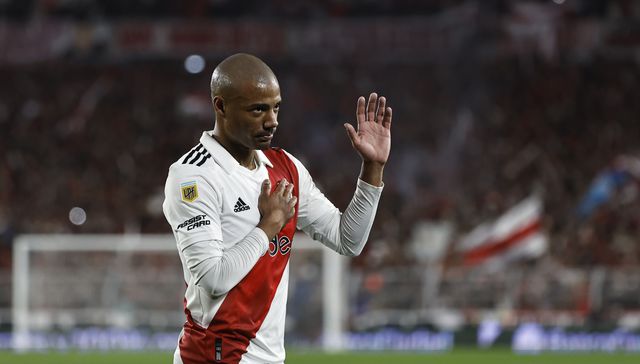 La copa está en la vitrina