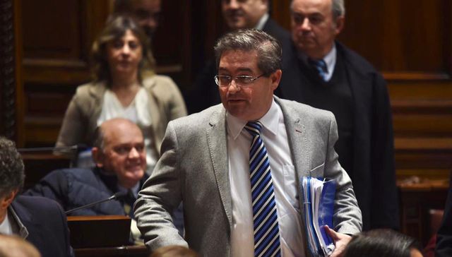 El martillo cae por su propio peso