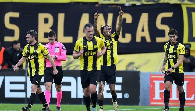 Le tiró la camiseta