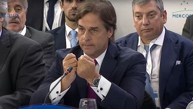 Sin sacar la pezuña del lazo