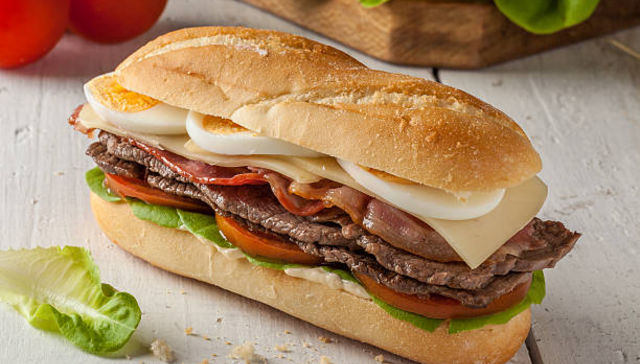 Chivito uruguayo