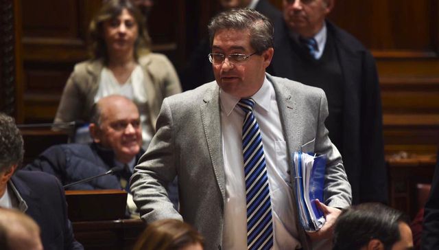 El martillo cae por su propio peso