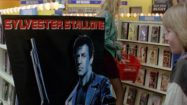 Momento de <em>Last Action Hero</em> el que se expresa la nación de multiverso, así como la autoconciencia a través de un guiño paródico, con un Stallone protagonista de <em>Terminator II</em>.