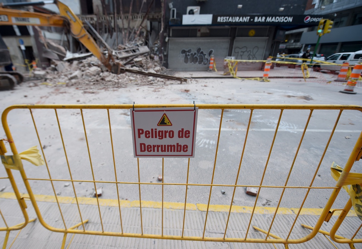 Así fue la demolición de un edificio con “riesgo de derrumbe” ubicado ...