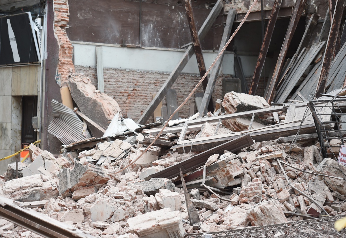 Así fue la demolición de un edificio con “riesgo de derrumbe” ubicado ...
