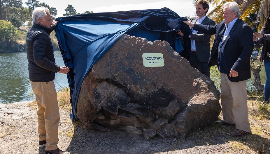 Piedra fundamental junto al intendente de Colonia, Carlos Moreira, 13 de diciembre de 2022. Foto: cedida a Montevideo Portal