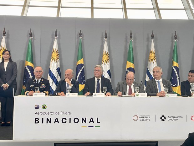 Ministros de Uruguay y Brasil firman acuerdo para que Aeropuerto de Rivera sea binacional
